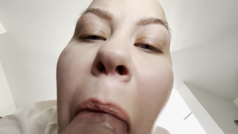 Vilu_and_Mi: Puedes sentir mi aliento. Chica calva Vilu Vidish extremadamente cerca...