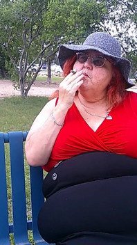 Pielęgniarka Vicki palenie w parku na ławce Przebrana
