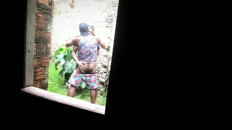 MiguellTrajano: Bezorger volgde klant naar een verlaten partij om zijn kont...