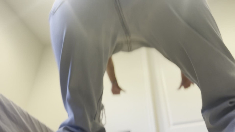 Felicity Azura: La gigantessa è accovacciata in jeans