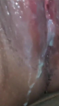 Clitoris gergasi meleleh