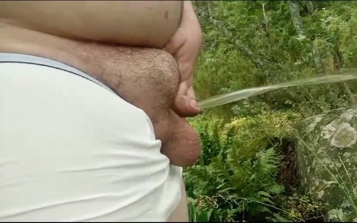 Big Pisser: Hombre gordo meando en el parque