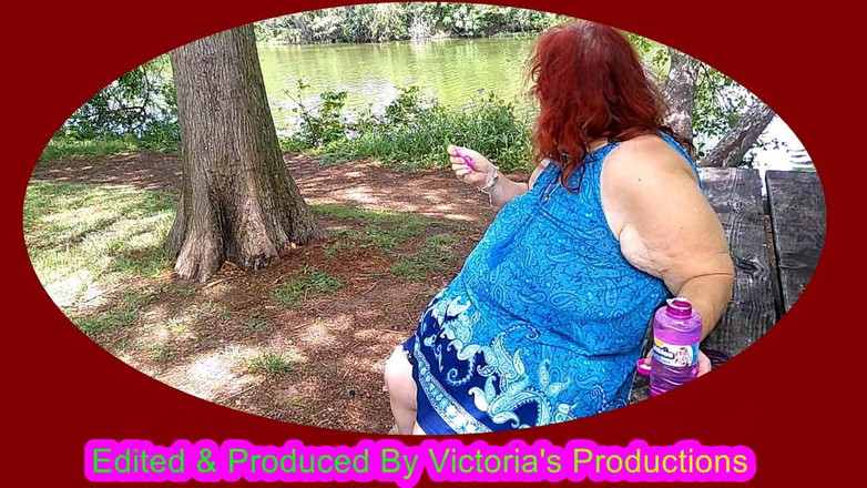 BBW nurse Vicki adventures with friends: Jaro, miluji kouřit bubliny v parku pro tebe!