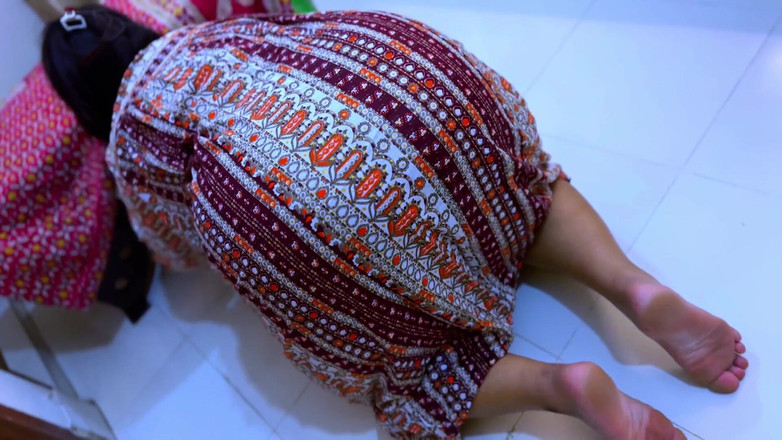 Aria Mia: 테이블 안에 갇힌 아름다운 이집트 핫한 새엄마