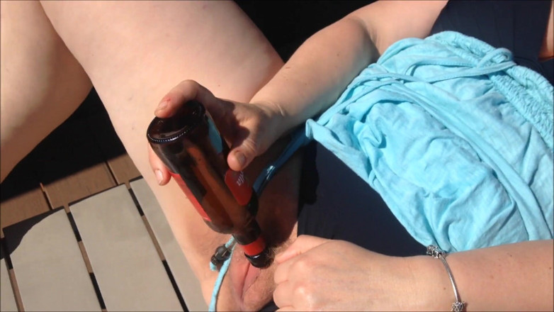 Shooting Star: Fuerte orgasmo al aire libre con una botella luego mamada...