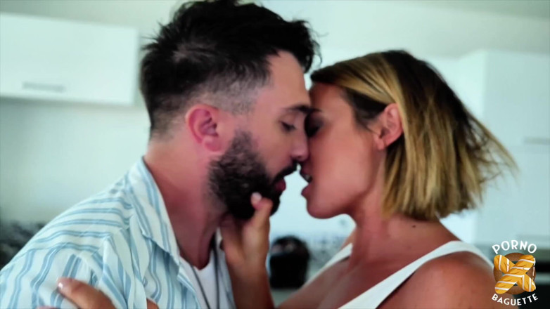 Porno Baguette: Pam hermosa rubia se la follan muy duro