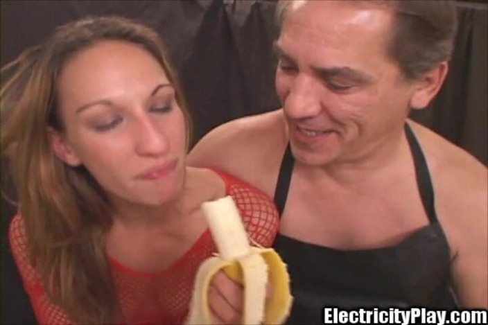Electricity Play: Antiga cadela egípcia ressurectada para bondage electro boceta foder profundamente...