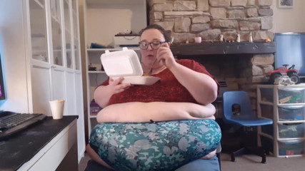 SSBBWLadyBrads: 脂っこい食べ物で太った顔を詰め込む