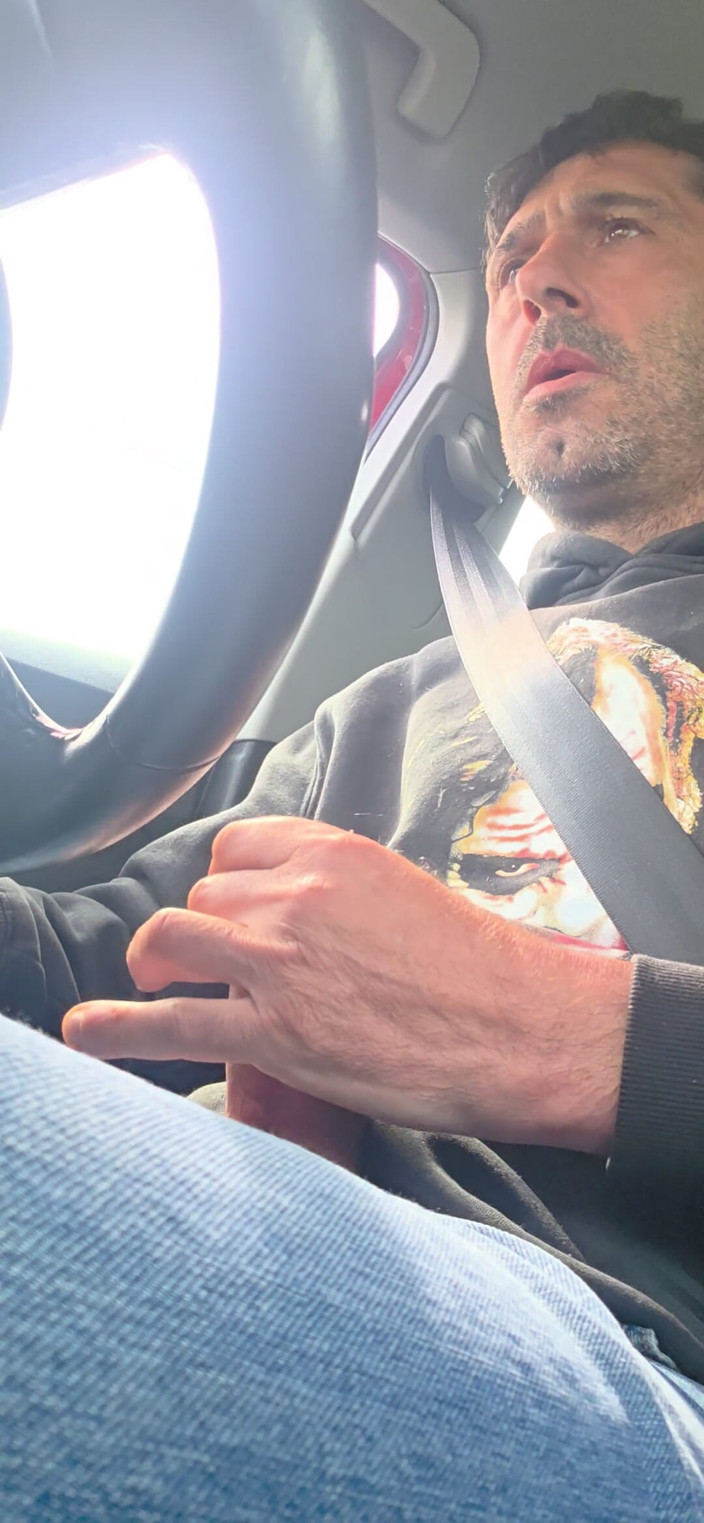 Crx2: Hetero wordt geil en trekt zich af tijdens het rijden,...