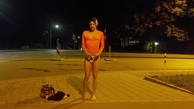 sweetfeet29: रात में सड़क पर अंडरवियर में