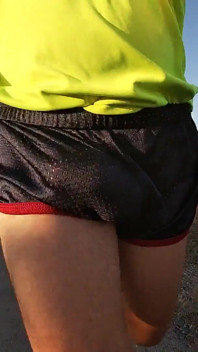 Ciasna błyszcząca szorty sportowe wybrzuszona rutyna (freeballing na zewnątrz)