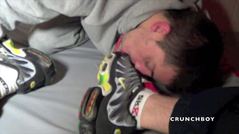 Crunch Boy: Tout le sperme dans son trou avec humiliation des baskets