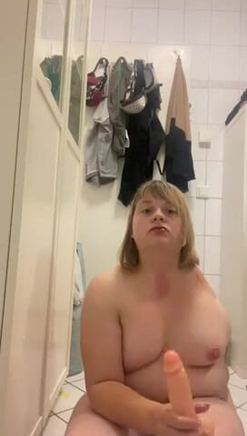 Deutsche Anna: Awek amputee berseronok dengan dildo besarnya