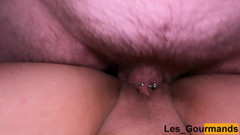 Les Gourmands: 4K - Une MILF branle sa chatte percée avec un vibromasseur...