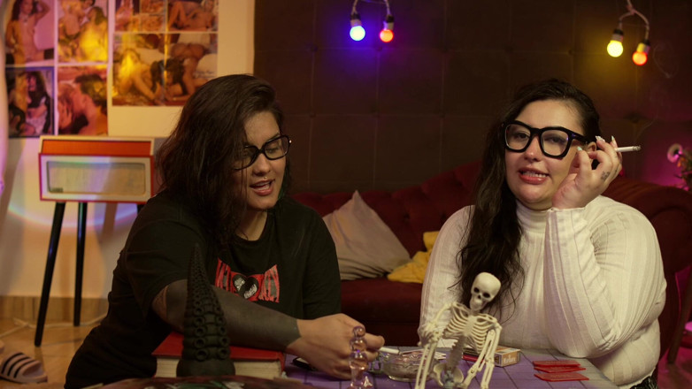 Gordelicias: Smoking Fetish! Duas Gostosas Fumando E Falando Sobre Suas Experiências