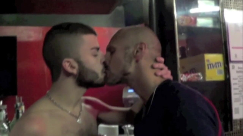French twinks amator sextapes: 若いイケメンはパパの足を逃した