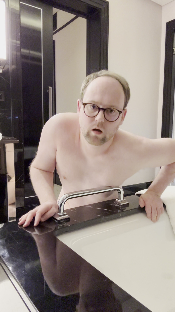 BiBoy: Gnugga röv på badkarshandtaget