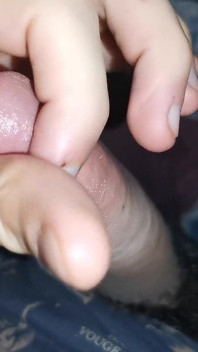 Un hermoso pene fluye de la sobreestimulación de la noche