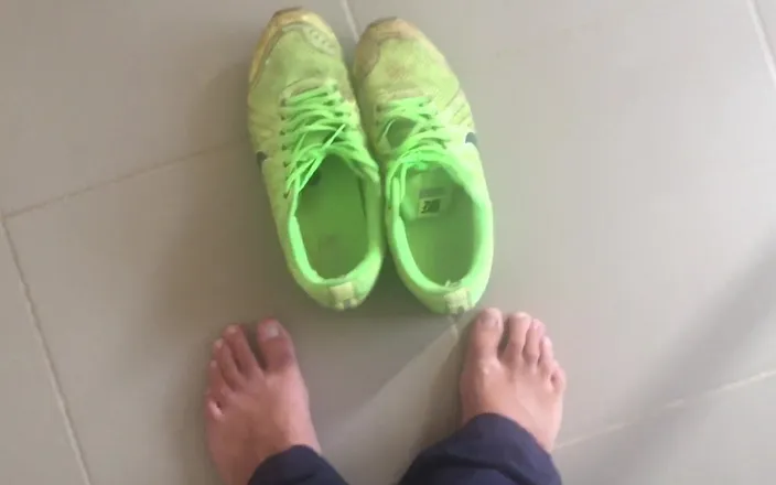 Manlyfoot: Cum on Sneakers - Fan Request Video - Twitter