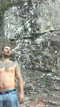 Une brune à forte poitrine se fait enculer au bord de la rivière