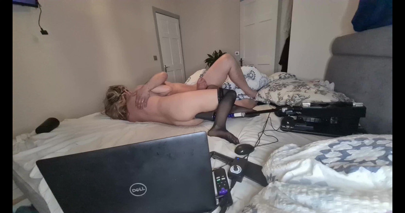 Anal Fetish Couple: Esposa infiel falando sujo com um enorme vibrador na buceta...