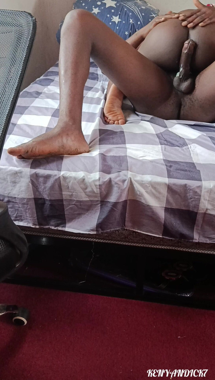 Kenyan Dick7: La mia ex ragazza è venuta a visitarmi per il fine...