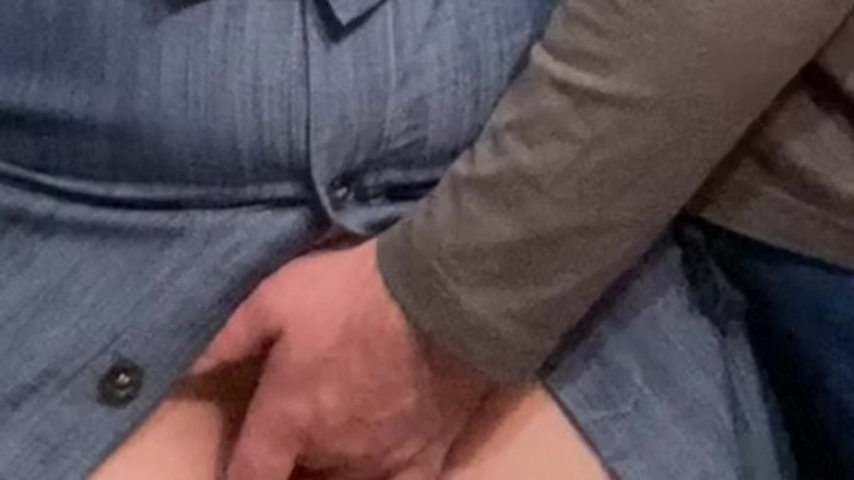 PriyaNaavya: Bătrân pervers atingându-și pizda mică în metrou