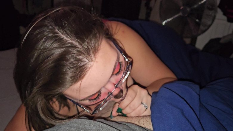 Funhousewife69: Seksi kedi harika bir sakso çekiyor ve boğazıma boşaltıyor