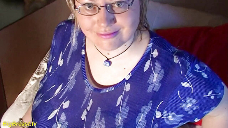 Big Breast: Napalona BBW dojrzała bawi się swoimi ekstremalnymi potwornymi piersiami