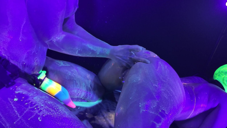 EdgesOfReality: Neon Rave Mädchen Auf Mädchen Dildospiel
