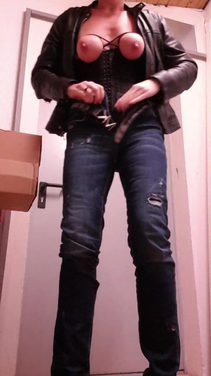 JulieEroticDress: Máy bay bà già phun nước tại nơi làm việc