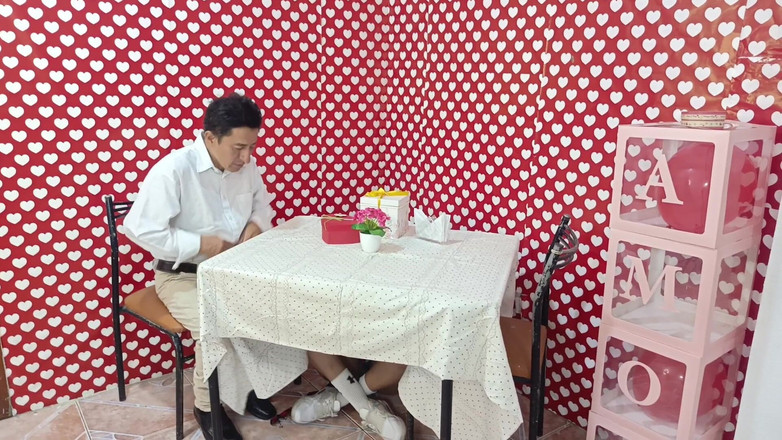 Lady: Büyük memeli karımla Sevgililer Günü'nü kutlarken güzel, büyük götlü üvey kızımı...