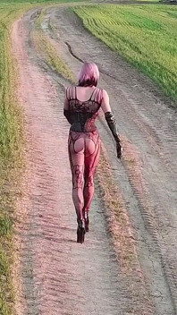 Efeminatul Stacy merge în aer liber și se joacă cu un vibrator imens