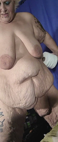 Ona je máma a nemůže ti říct svou velikost ptáka kouřením Není to ani zábavné