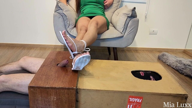 Queen Lytta ballbusting and cum lick: Mia Luxx - Footjob i Cum Lick - Mój brat dojenia stopa...