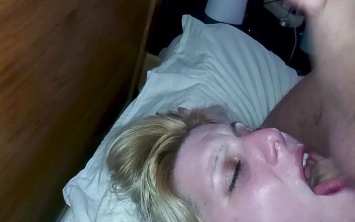 Vuana: Cumslut si honí kundičku a dostane sperma na obličej