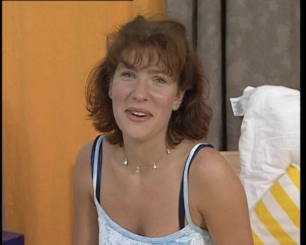 YOUR FIRST PORN: Yvonne își expune clipul moale al pizdei stufoase