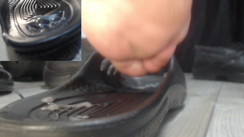 Hunky time: Męskie nasienie i kapcie