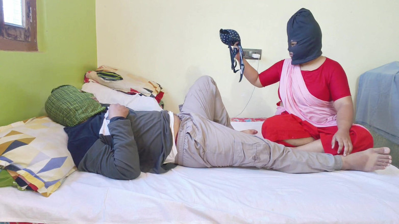 Hotty Mona: デシ・ビレッジの新婚妻がドギースタイルのポジションで激しく突く