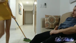 18 años - ellas vestidas, él desnudo, viejo hace paja mirando a la joven y sexy señora de la limpieza