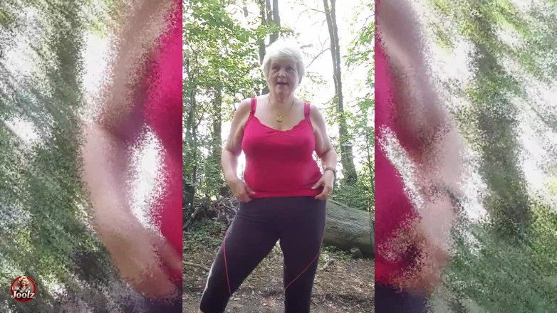 Uk Joolz: Striptease in Het Bos