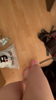 POV: Suoni di infradito a piedi