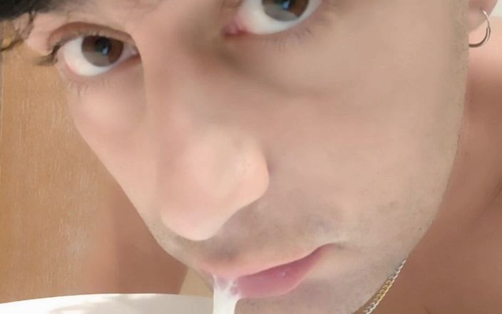 Idmir Sugary: Spitting Guys Cum and Licking It Again in Hotel Bathroom -...