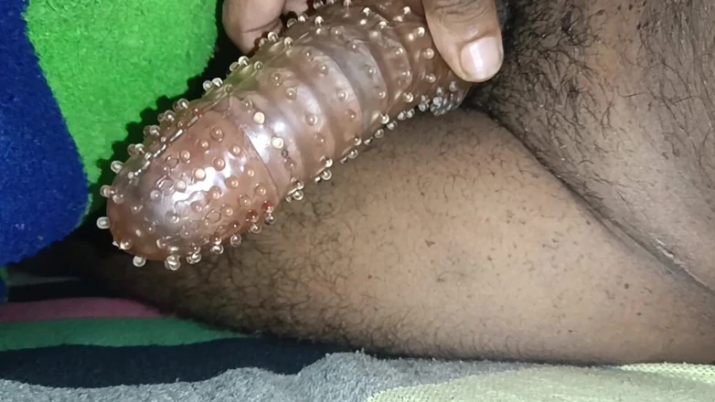 Sannu: Crastel kondom in schwänze im schlafzimmer in indischem mann