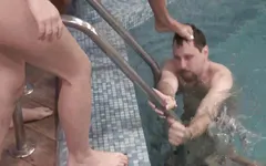 Divertimento con il calcio in piscina