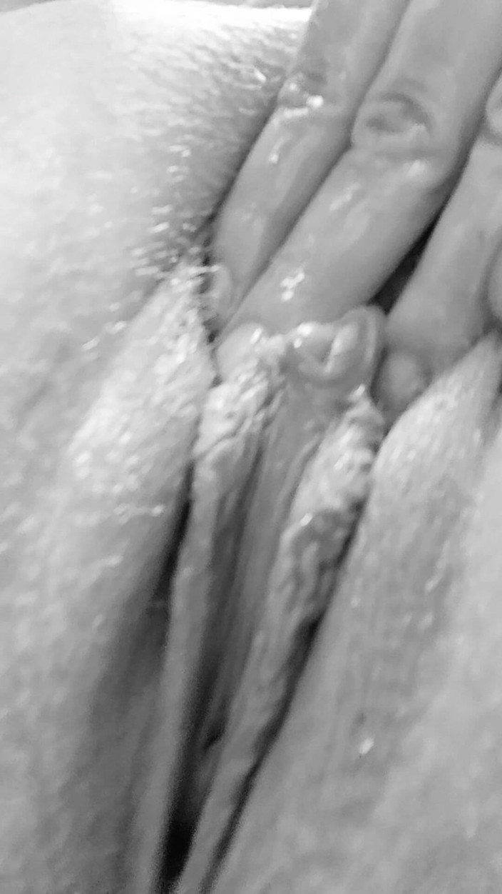 Misses Dickinson and Roughael: Masturbasi memek berlumur minyak