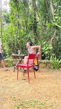 Das Mädchen auf dem campingplatz willigte ein, einen blowjob zu geben und hart zu reiten