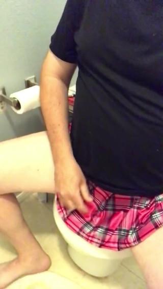 Kinky horny gay bois: Homosexual efeminat își expune clitorisul de efeminat în baie