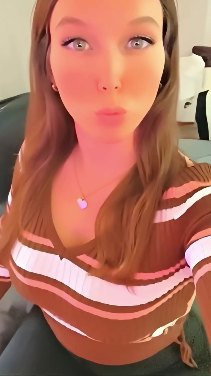 Gonna make you squirt: 내 55f 레즈 룸메이트는 많은 스웨터에 내 거유를 튕긴 다음 그녀를 위해 열심히 섹스하는 깜짝 비디오를 얻었다.