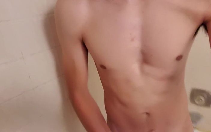 Z twink: Młody fit facet nago pod prysznicem